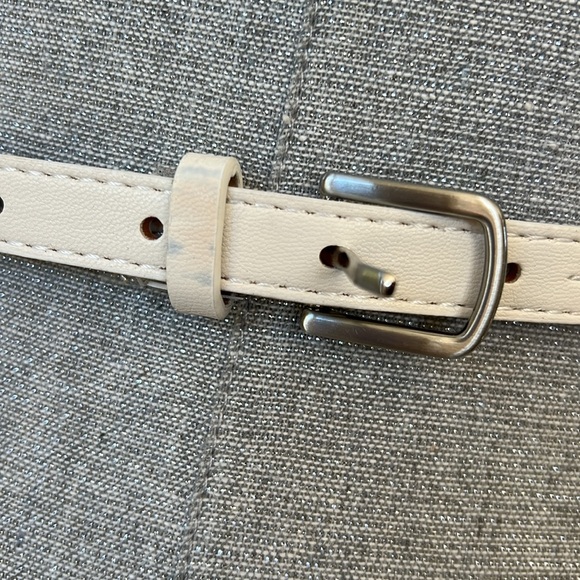 Kenneth Cole Reaction, beige leather skinny belt with silver buckle size medium - Picture 2 of 8